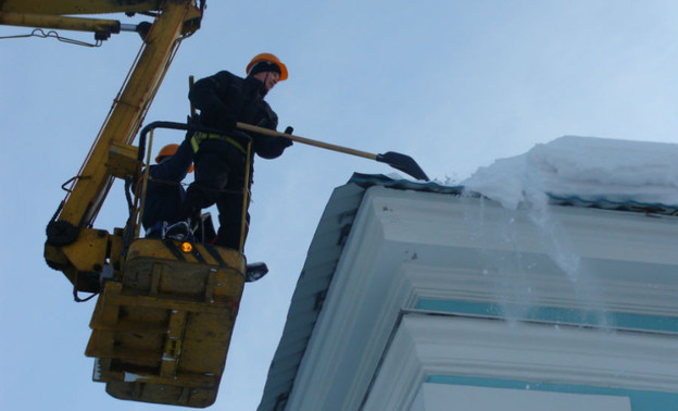 Кировских министров заставили лично отвечать за очистку крыш госучреждений