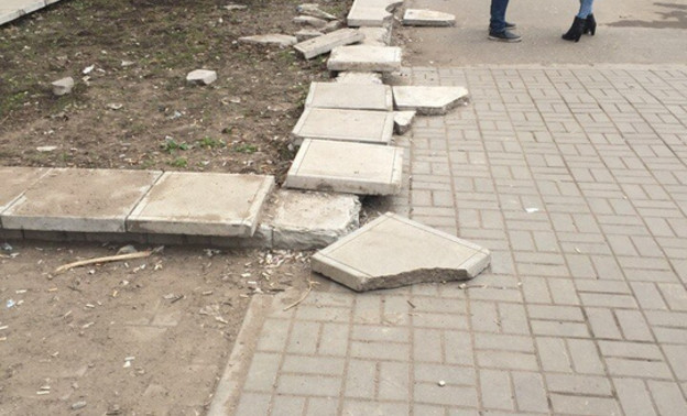 У детской «бережливой» поликлиники на Карла Маркса развалилась тротуарная плитка