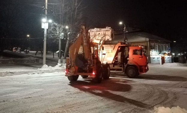В Кирове приоритетно будут вывозить снег с зауженных участков улиц