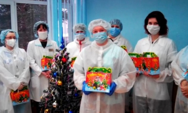 Более 6 000 детей медработников получили подарки от Рахима Азимова