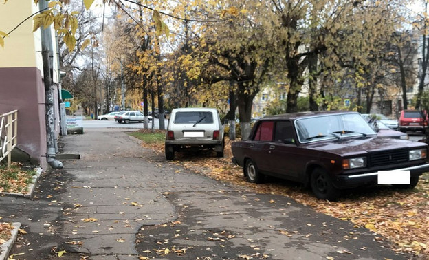 В Кирове 65 водителей оштрафовали за парковку на газоне