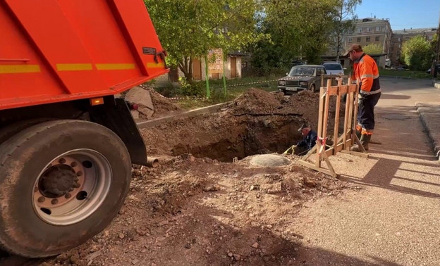 На Октябрьском проспекте возник прорыв трубопровода