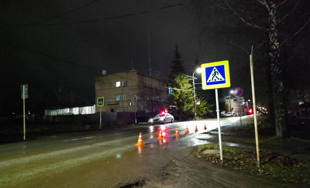 В Омутнинске водитель мопеда врезался в пешеходов