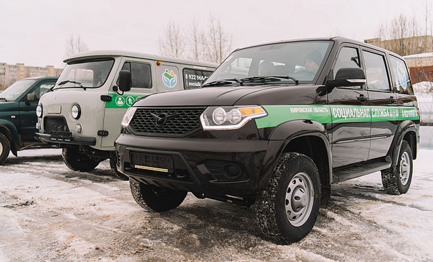 Сотрудникам социальных учреждений в Кировской области купили десять автомобилей