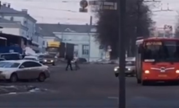 Два кировчанина устроили драку посреди дороги у Комсомольской площади