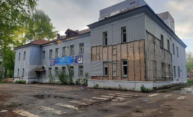 В Кирове снесут здание бывшего полицейского колледжа на улице Труда
