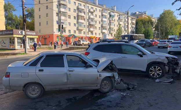 На Ленина столкнулись Subaru и ВАЗ