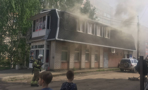 В Кирове потушили пожар в здании по производству полуфабрикатов