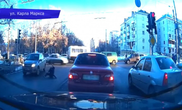 В Кирове водитель «Гранты» сбил пешехода и скрылся с места происшествия (ВИДЕО)