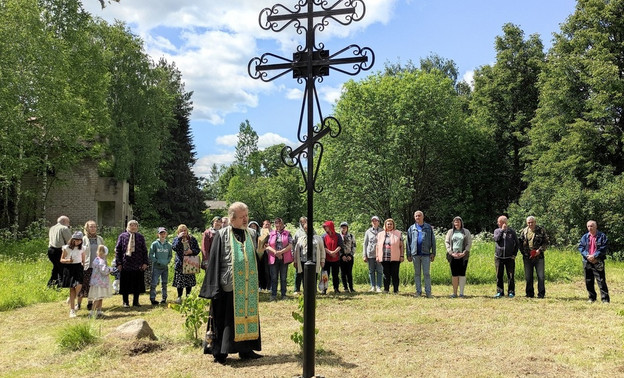 В селе Спасском на месте разрушенной церкви установили поклонный крест