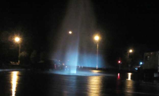 На улице Московской из-под земли забил шестиметровый фонтан. Видео
