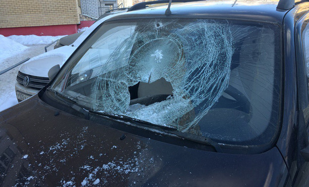 В Кирове сосулька с козырька балкона упала на припаркованное авто
