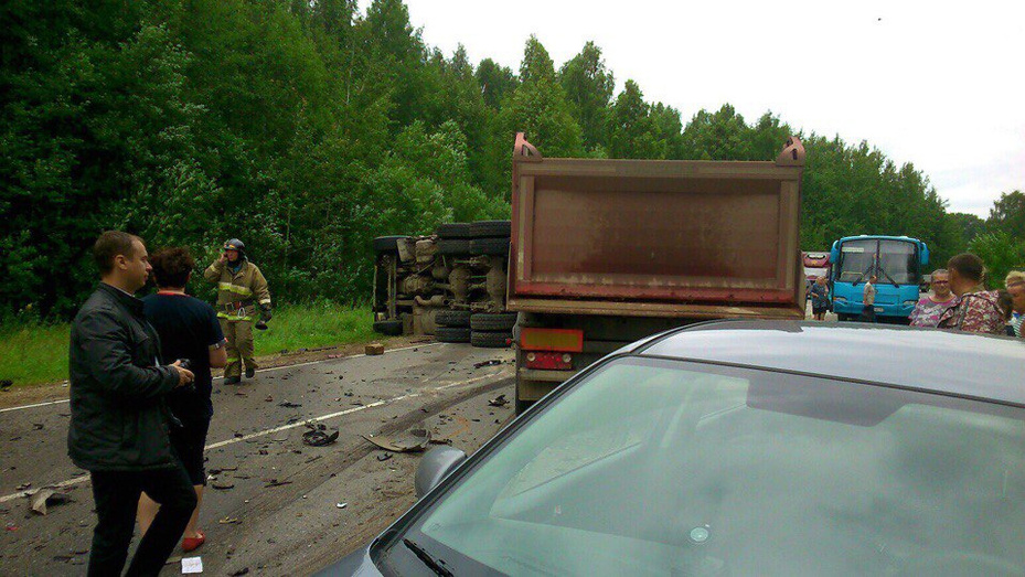 В Верхошижемском районе «Калина» врезалась в грузовик с щебнем. Один человек погиб. Фото