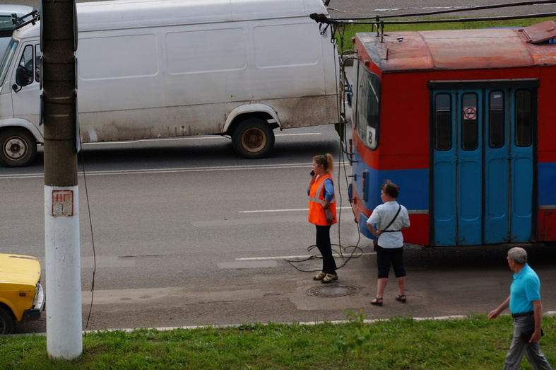 На улице Московской образовалась пробка из-за обрыва троллейбусных проводов
