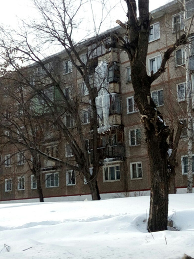 С дома на улице Горького убирают сосульку длиной в несколько этажей