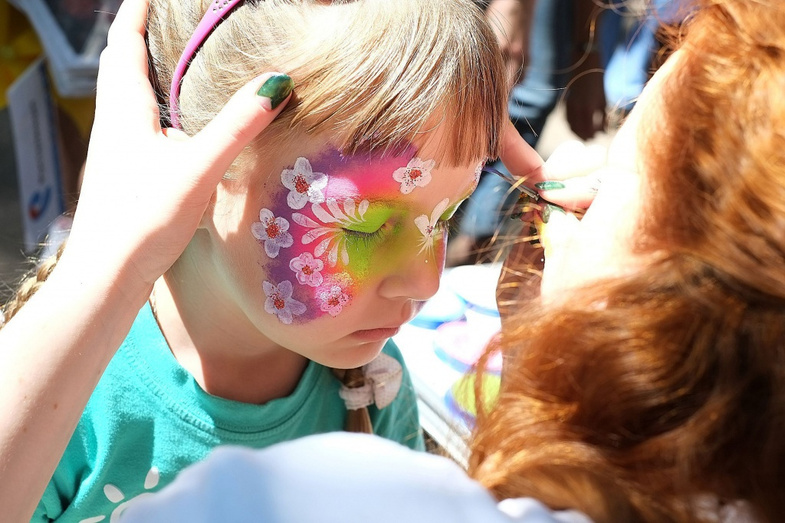 День защиты детей в Кирове: салют из мыльных пузырей и парад супергероев