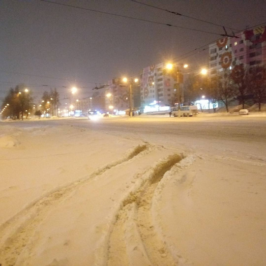 Киров завалило снегом, автомобилисты стоят в пробках. Фото из соцсетей