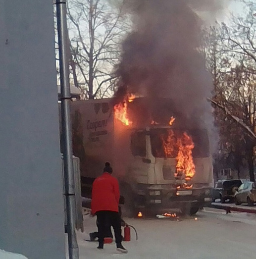 В Кирово-Чепецке на одной из центральных улиц загорелся грузовик
