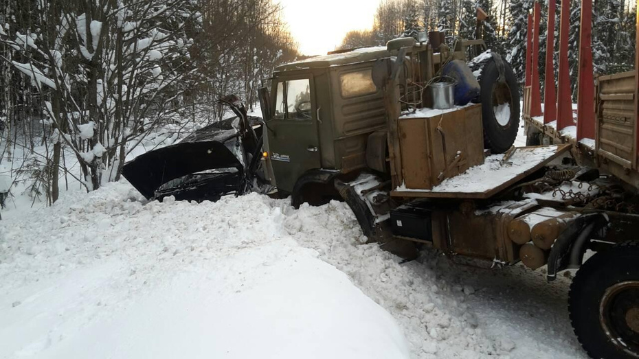 В Мурашинском районе «Шевроле Нива» влетела в «КамАЗ». Водителя увезли на скорой