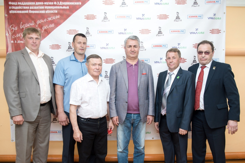 Рахим Азимов вручил новую форму борцам Кирса на открытии отремонтированного спортивного клуба