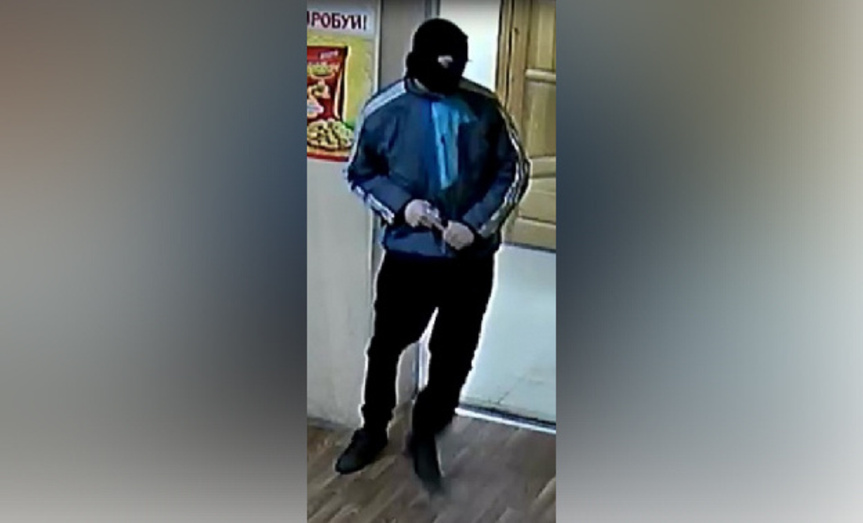 Мужчина в маске ограбил магазин на улице Володарского в Кирове