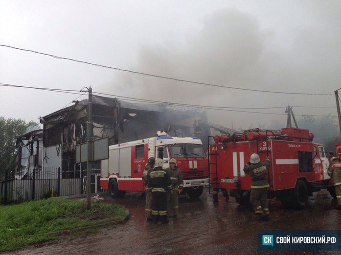 В Кирове сгорел торгово-офисный центр. Фото с места происшествия