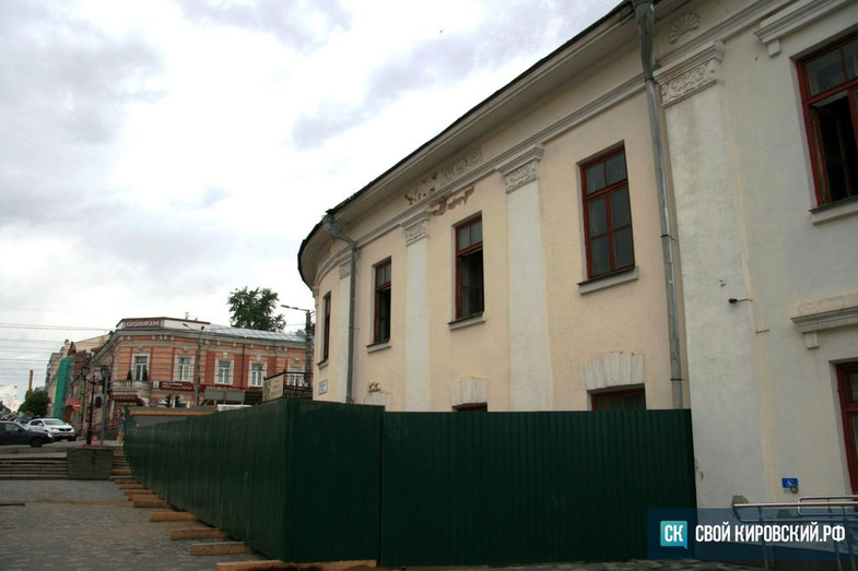 Начался ремонт бывшего здания Общественного собрания на улице Спасской