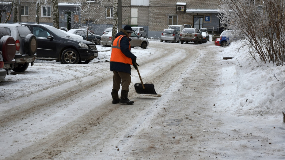 Областные и городские власти провели рейд по уборке кировских дворов
