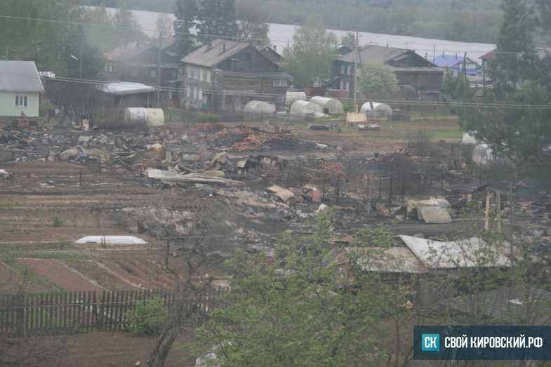 «Воды не было, все трубы в городе гнилые». Репортаж с места пожара в Орлове (фото, видео)
