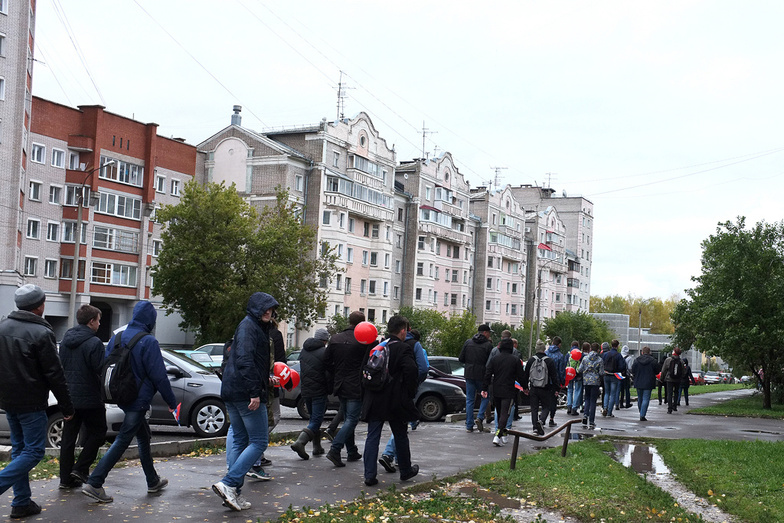 Протест на позитиве. Сторонники Навального в Кирове вышли на пикет с шариками в руках