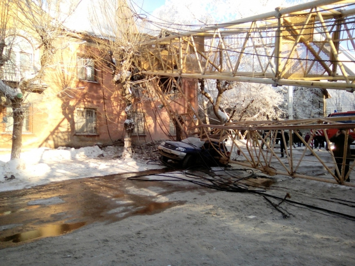 На улице МОПРа башенный кран упал на жилой дом. Есть погибшие и пострадавшие. Онлайн-хроника
