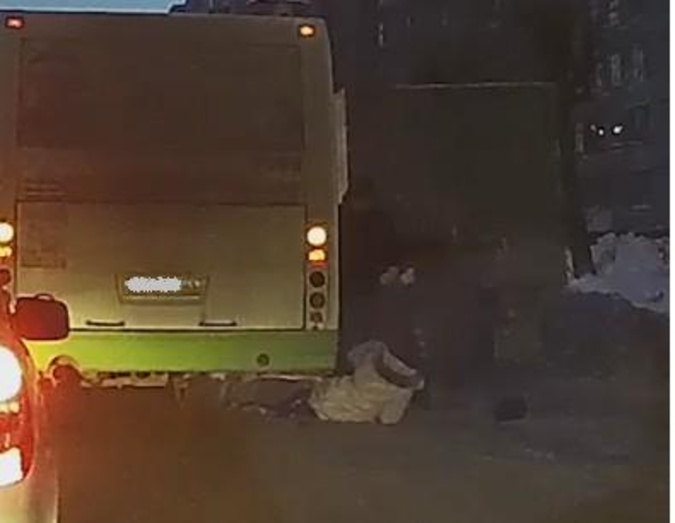 В соцсетях появилось видео, как водитель кировского автобуса протащил по земле зажатую в дверях женщину