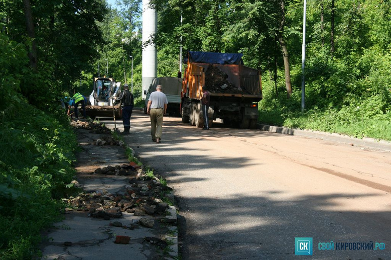 42 бригады спецслужб заняты устранением последствий урагана в Кирове. Фото