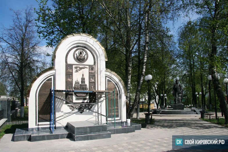 К приезду патриарха в Кирове заканчивают работу над «Стеной памяти» (фото)