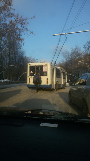 В Кирове школьники прокатились зацепом на троллейбусе