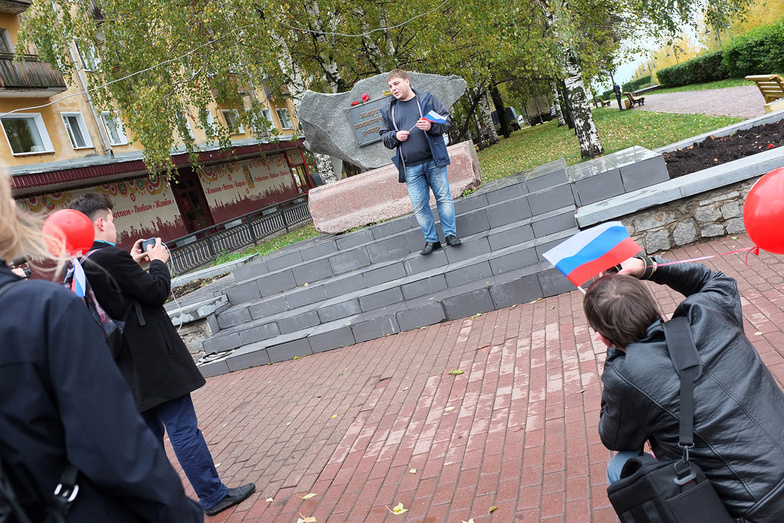Протест на позитиве. Сторонники Навального в Кирове вышли на пикет с шариками в руках