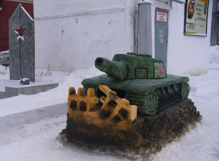 В Кирово-Чепецке заключённые слепили из снега собаку, снеговика и советский танк