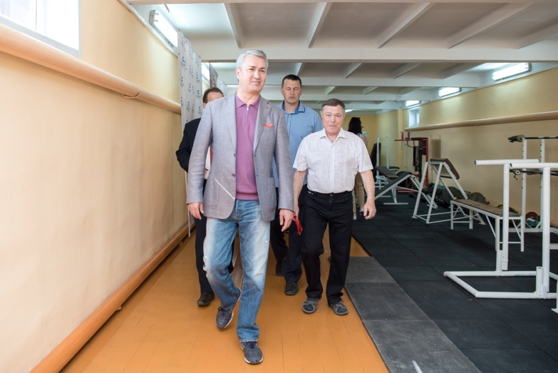 Рахим Азимов вручил новую форму борцам Кирса на открытии отремонтированного спортивного клуба