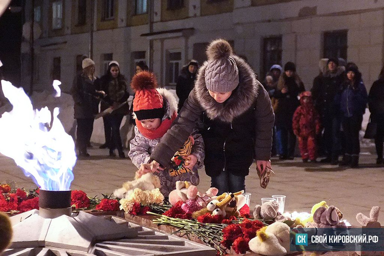 «Кемерово здесь!» Как прошла акция памяти в Кирове и что изменила трагедия в жизни кировчан