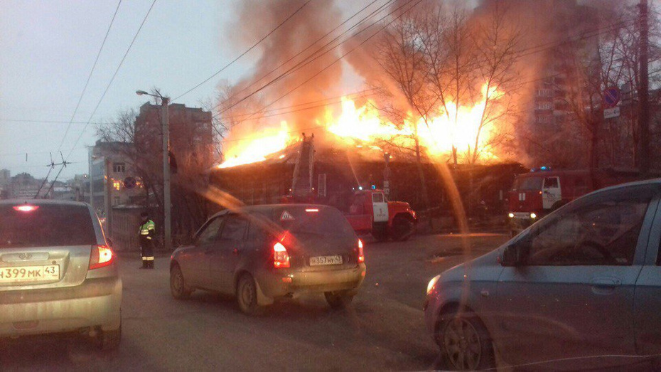 В центре Кирова полыхает жилой деревянный дом. Есть пострадавшие