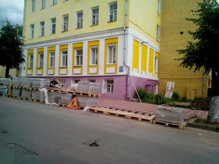 В историческом центре Кирова начали укладывать тротуарную плитку