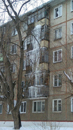 На доме по улице Горького выросла сосулька длиной в несколько этажей