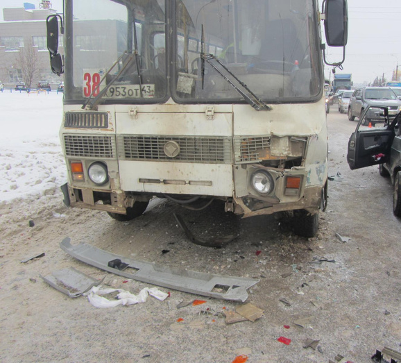 На Воровского столкнулись два автомобиля и автобус, пострадал один человек