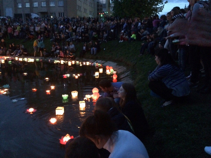 Сотни кировчан запустили водные фонарики на пруду у ДК Железнодорожников