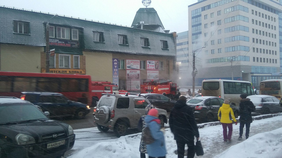 В Кирове загорелся офисный центр у старого моста