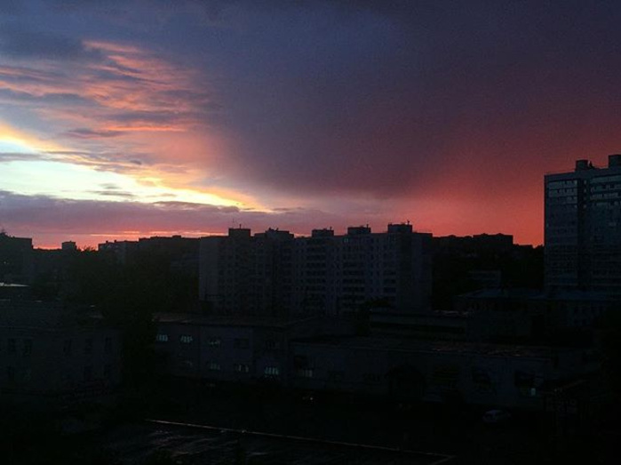 Густые тучи и красный закат над Кировом. Фото и видео