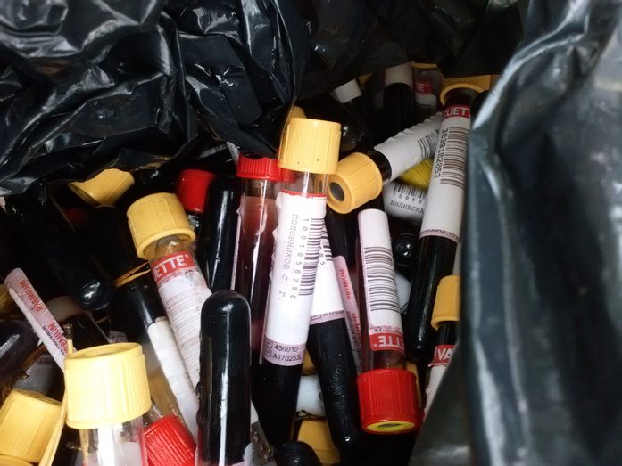 В лесу между Стрижами и Бошарово обнаружены пакеты с анализами крови