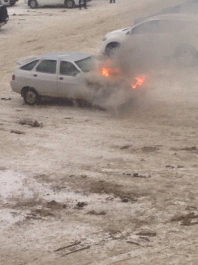 В Кирове на парковке возле крупного торгового центра загорелся автомобиль