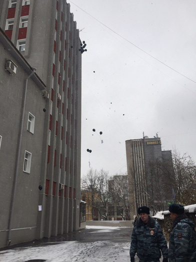 Обманутые дольщики запустили в небо чёрные шары с обращением «Путин, SOS!»