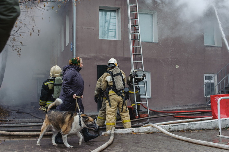 На Красноармейской в жилом доме рядом с «Дворцом молодёжи» произошёл сильный пожар